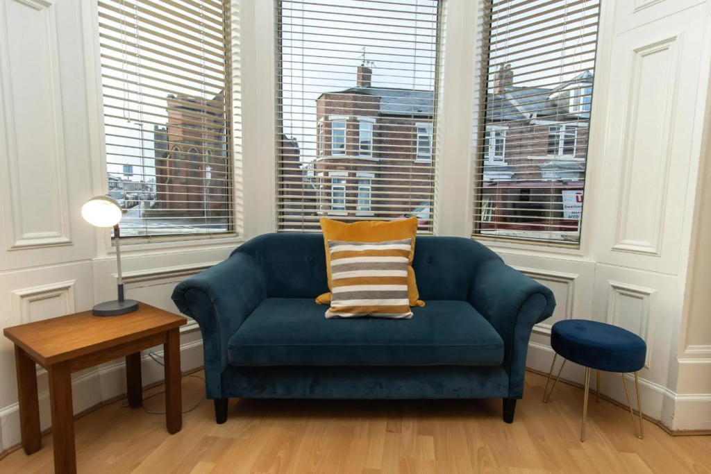 Find "DWELLCOME HOME Ltd" site for 10oo10 assurance from past guests - Huge 4 Bedroom Townhouse with 7 beds, 3 kings, 1 double, 2 singles, double sofa bed 100 Mbps broadband, free parking, Miles better than a hotel