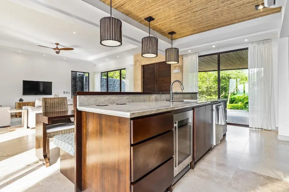 Beachfront Villa - Sunsets and Daily Maid Service