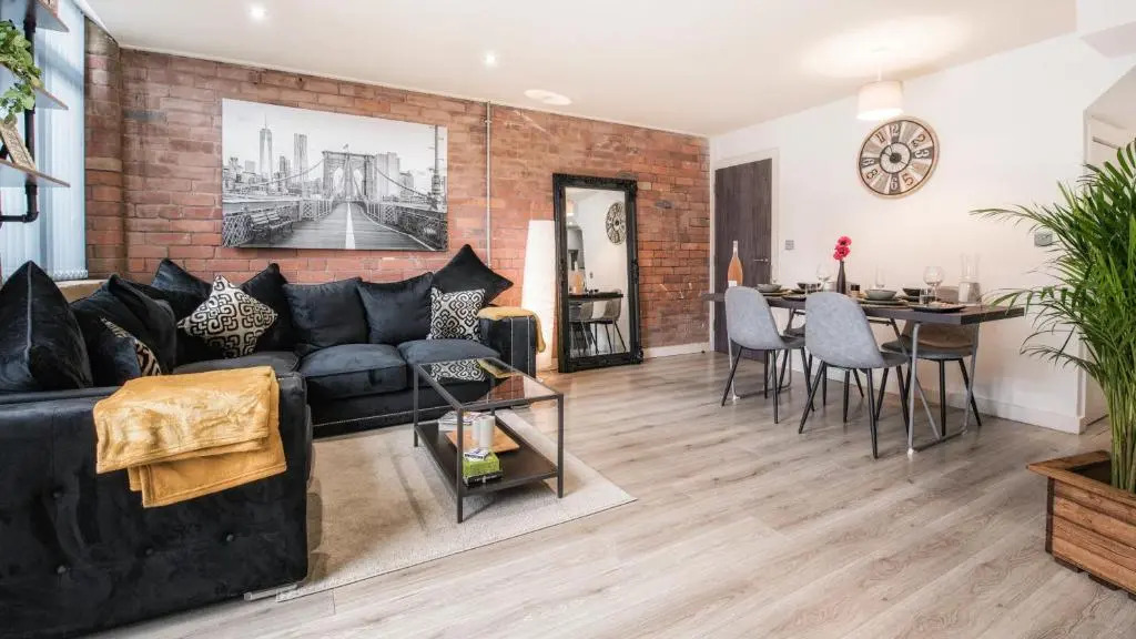 Stunning 2 bed with outside balcony, super king beds and 75’’ TV!