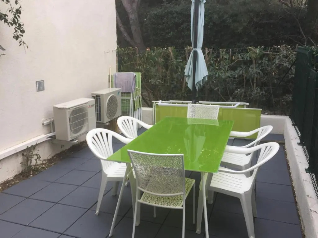 T2 de 33 m2 plus terrasse de 20m2 vue sur mer climatisé à 10 secondes chrono à pied de la plage , mer et sentier du littoral Résidence marina cap négre Six-Fours-les-Plages
