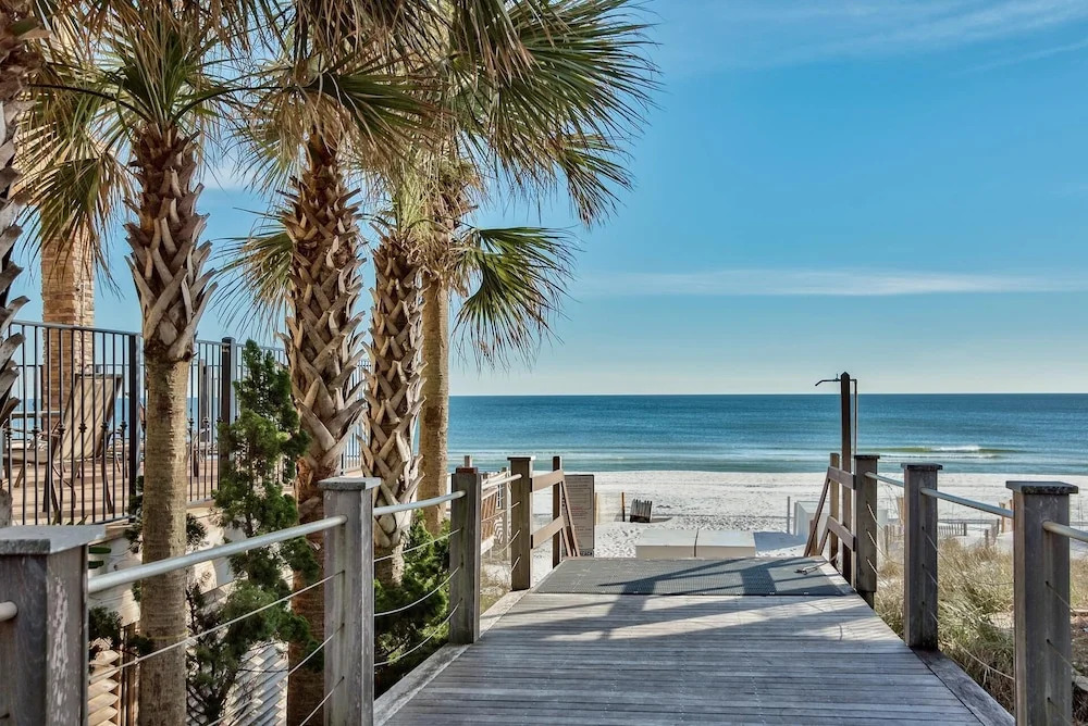 Gulf Front, Pool, Hot Tub- 2 Kitchens - Elevator