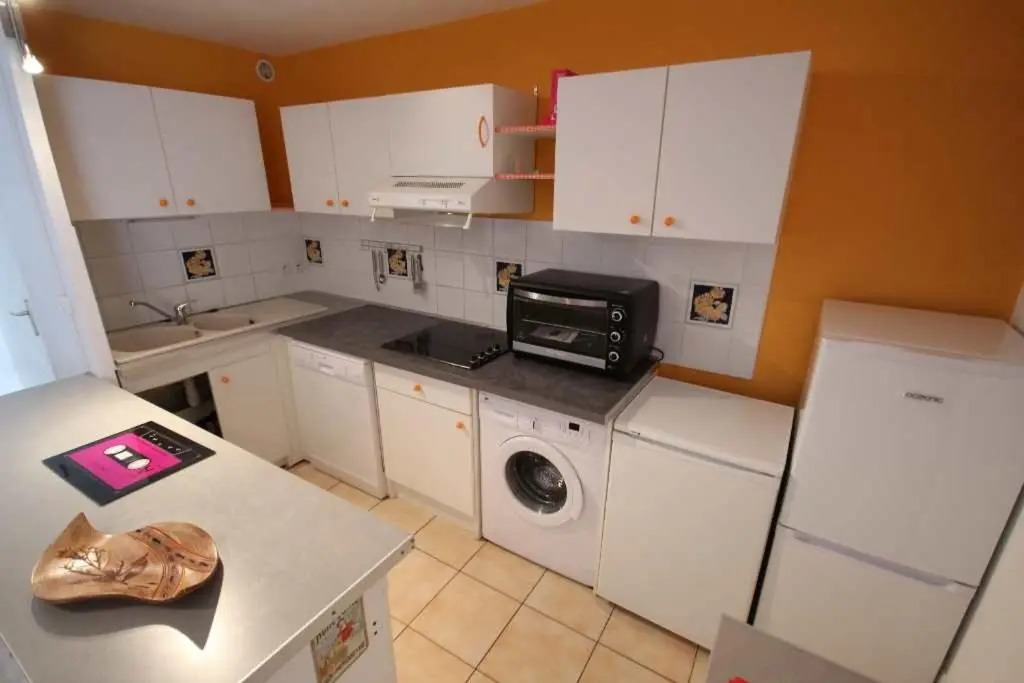 Jolie maison de vacances 2 chambres climatisées véranda terrasse parking privatif dans résidence sécurisée avec piscine commune 400 m de la mer LRCS99