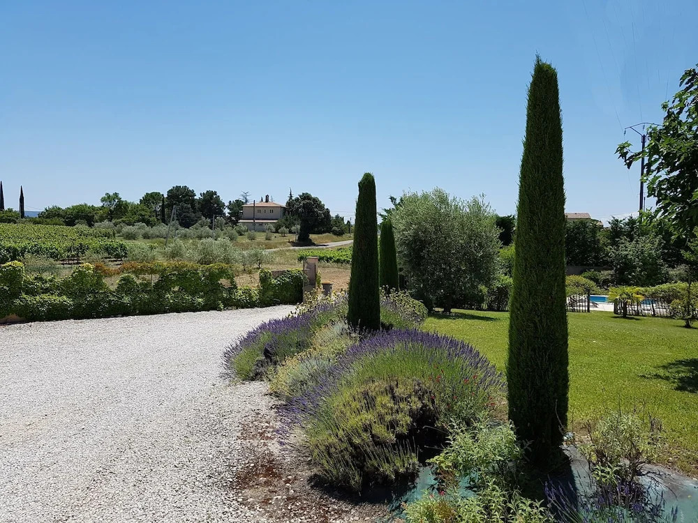 Detached Villa Situated Between the Vineyards and Views of the Mont Ventoux