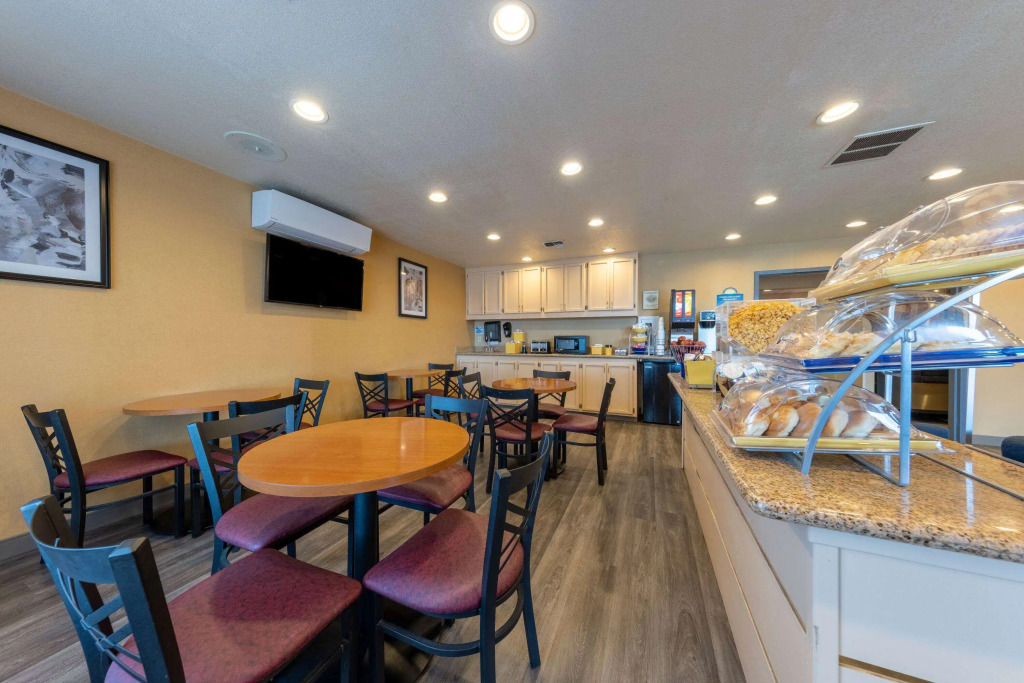 Days Inn by Wyndham Lathrop