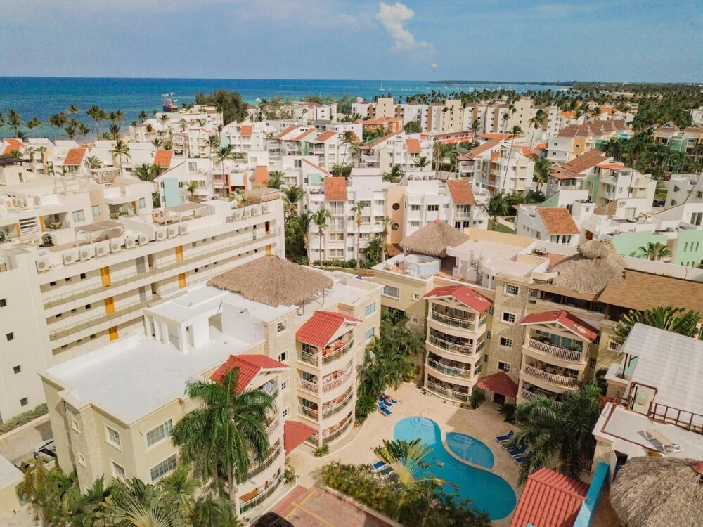 Beach and Pool Views on Los Corales Beach Bh101