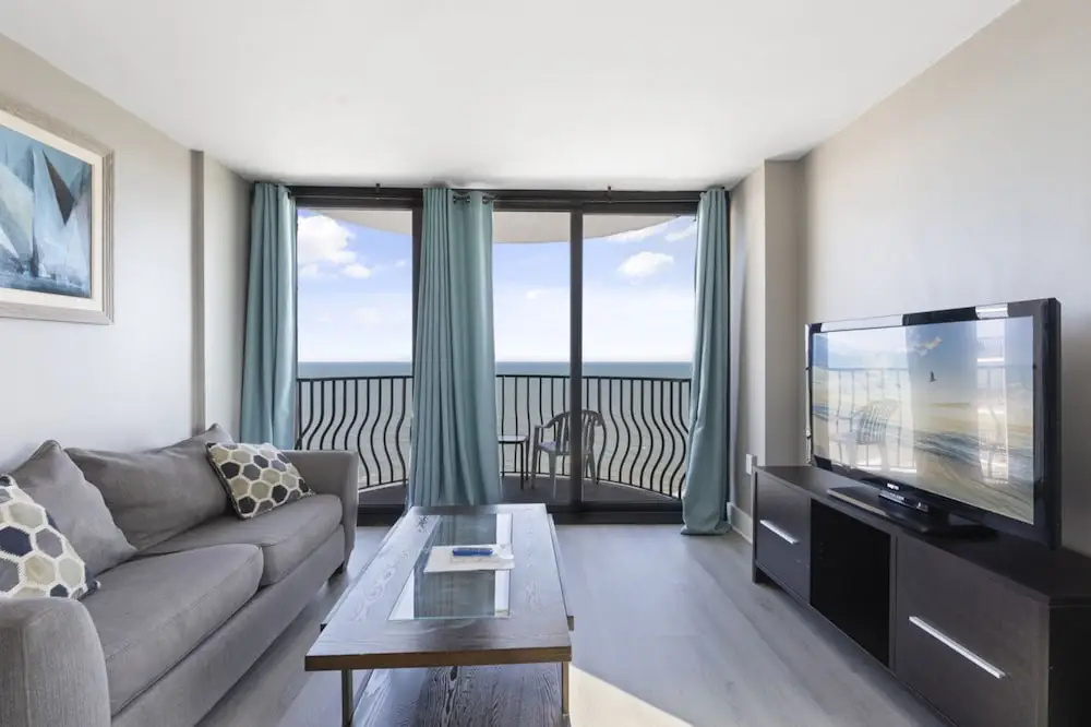 Private 3BR's at Palms by Hosteeva