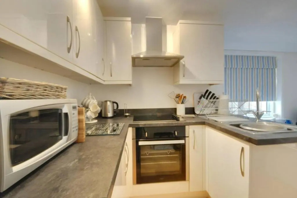 Stunning apartment with 2 bedrooms, 2 en-suites, private parking