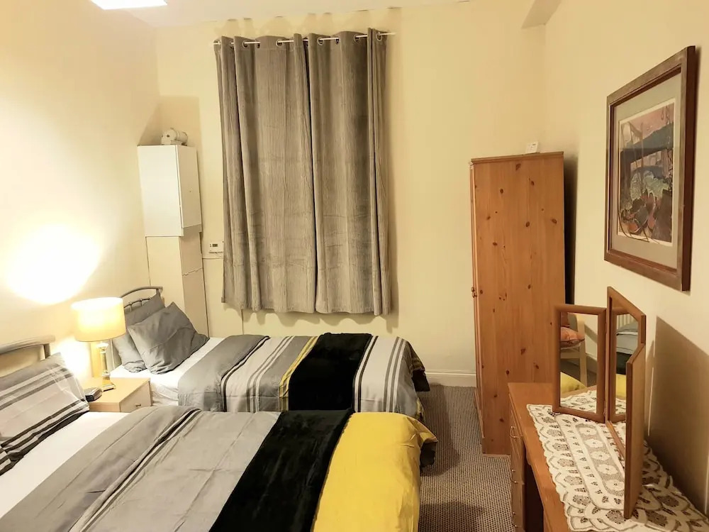 2 Bed Flat - Sleeps 4 - Parking - Wifi