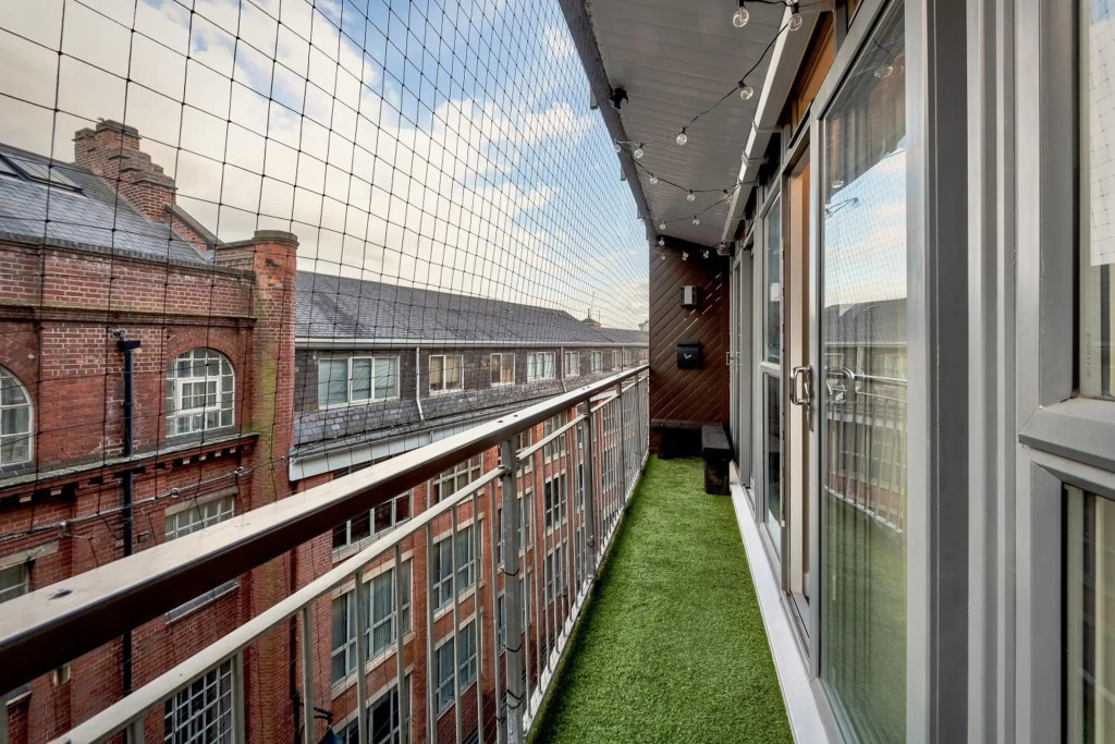 The Acacia, Luxury with Private Balcony + Parking