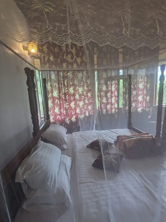 Cwmbale Eco-Tourist Lodge