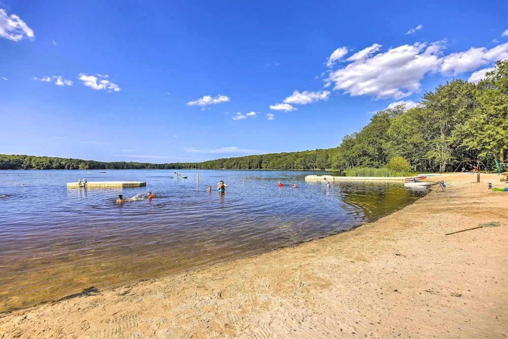 Lovely Poconos Cabin w/ Resort Amenities!