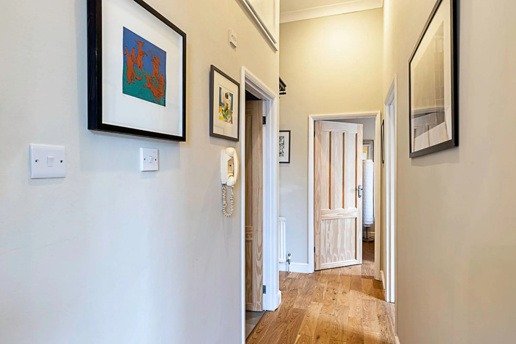 Beautiful Two Bedroom Abode Near Victoria