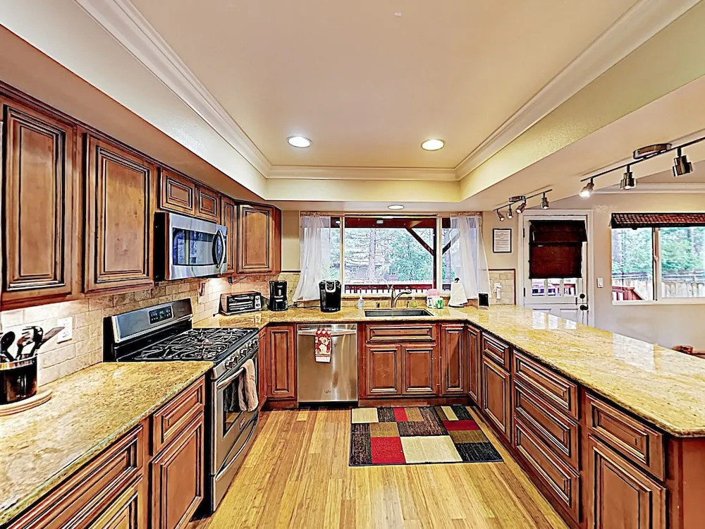 3br W/ Hot Tub & Game Room 3 Bedroom Home