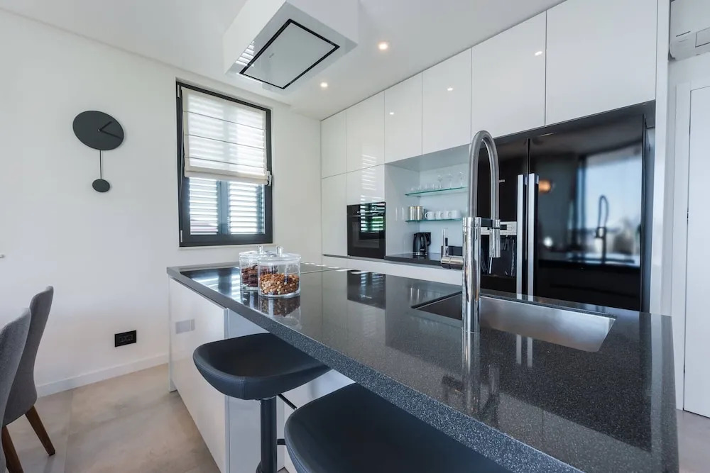 Bright Luxurious 3 Bedroom Home With Sea View near Old town