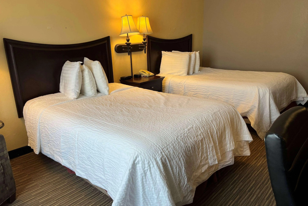 Lamplighter Inn & Suites Pittsburg
