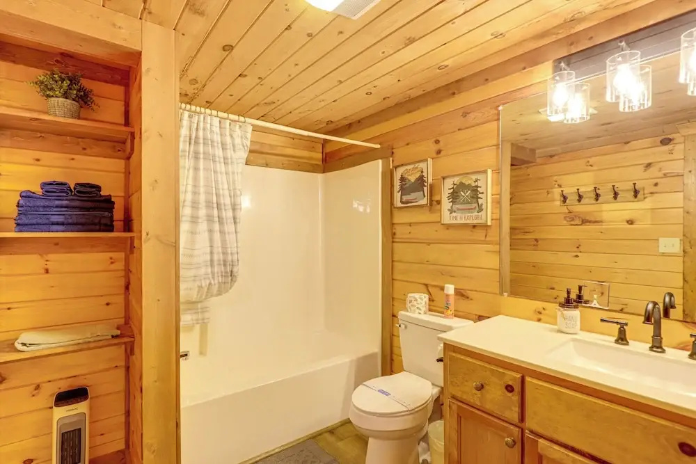 Blue Ridge Cabin w/ Hot Tub, Fire Pit, & Game Room