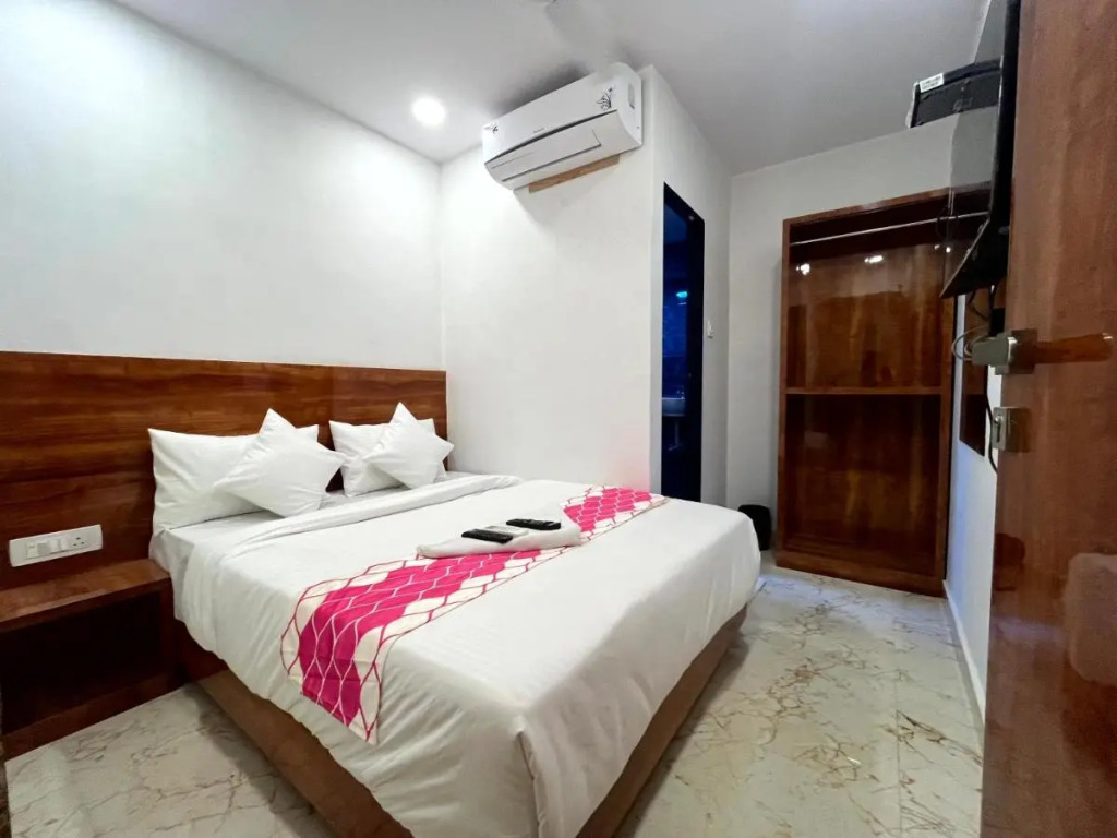 Hotel Delmond Prime- Near NESCO