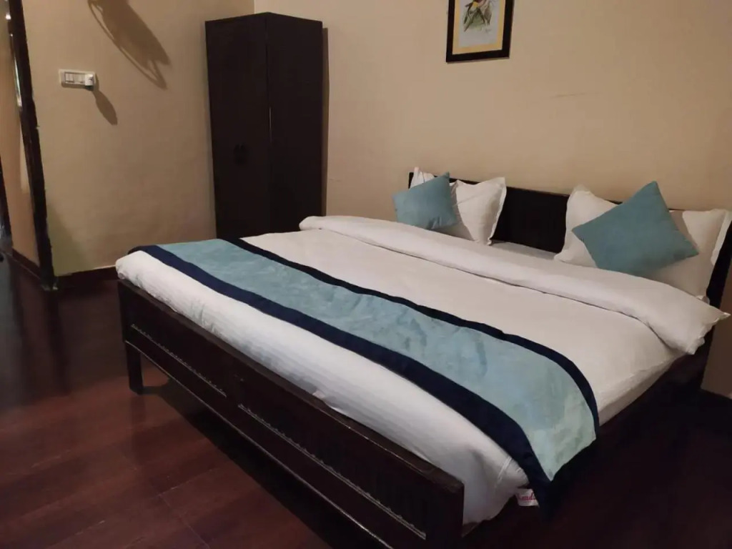 Rhea Safari Lodge
