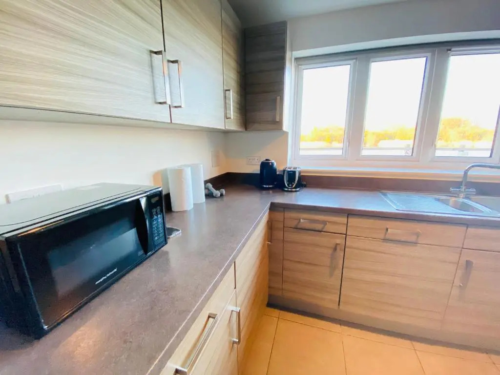 Modern 4-bed house with picturesque lakeside view