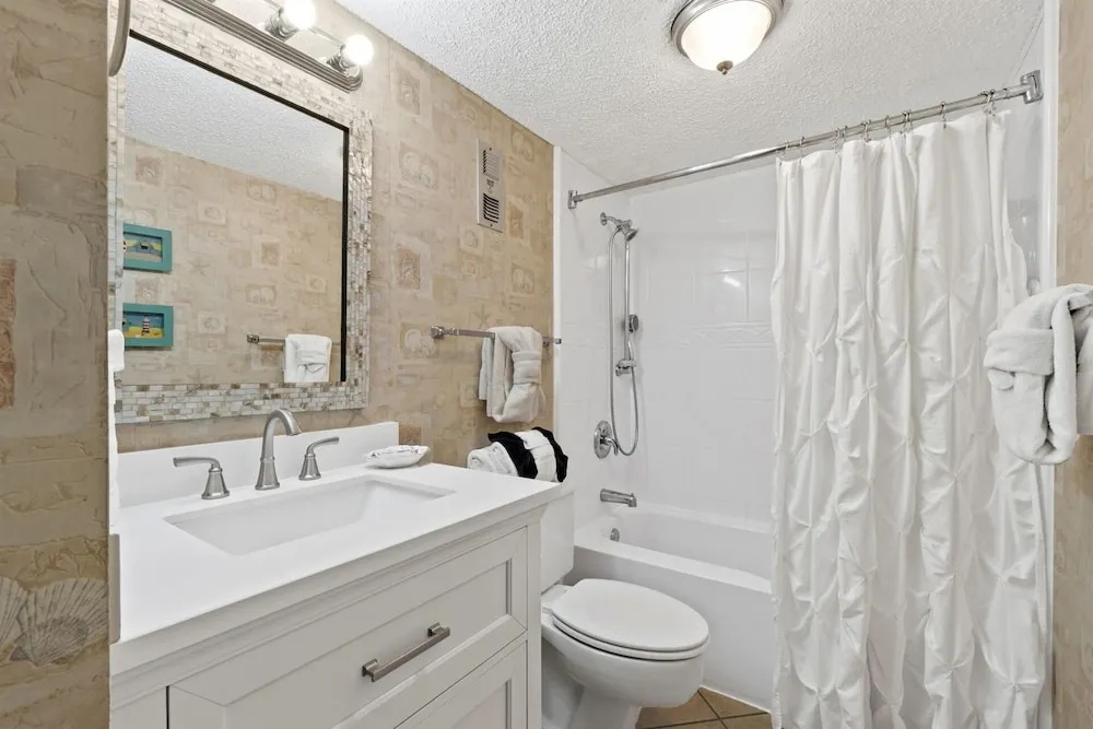 Shoreline Towers 1065 2 Bedroom Condo