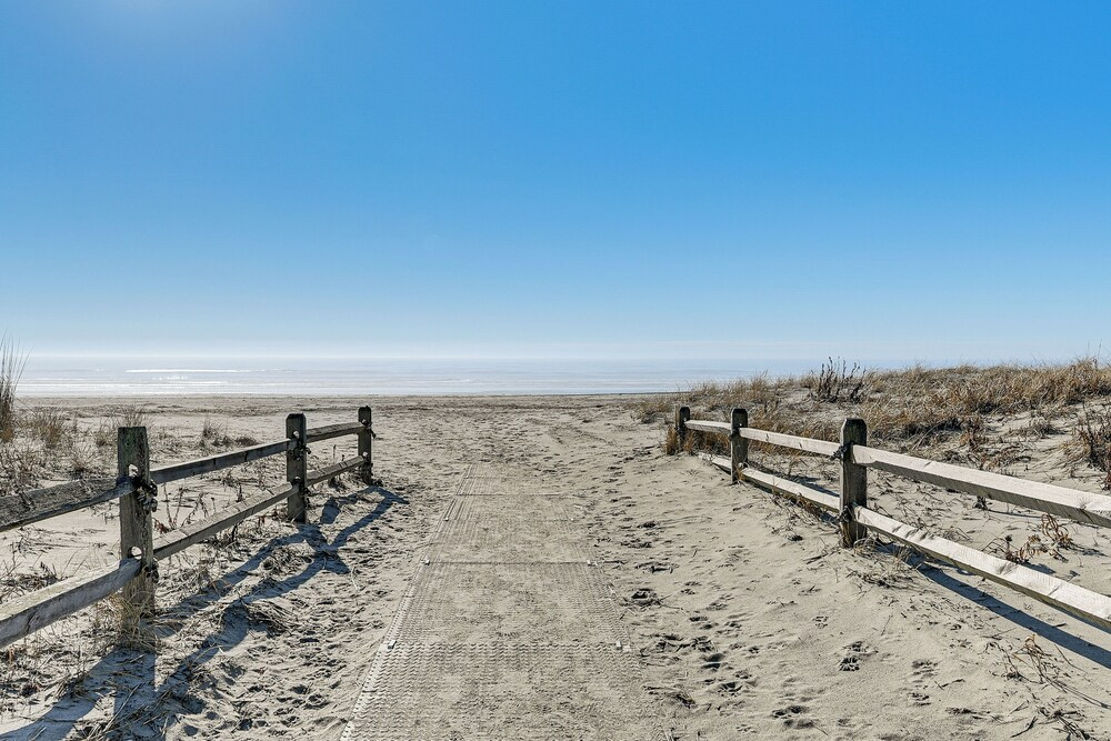2 Blocks to Beach & Boardwalk: Ocean City Condo