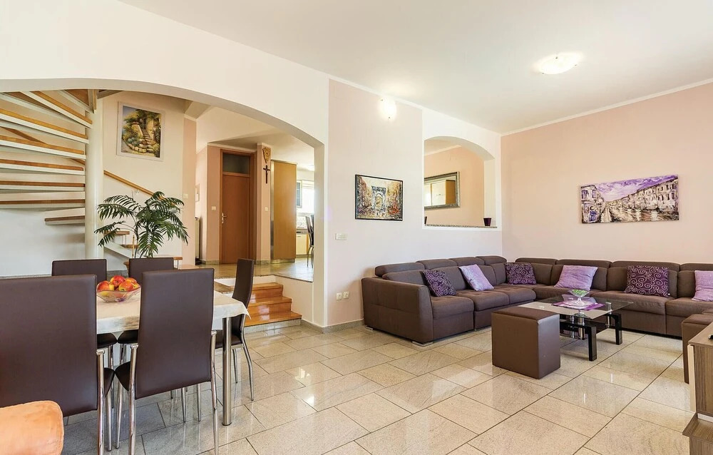 Stunning Home in Pula With Wifi and 6 Bedrooms