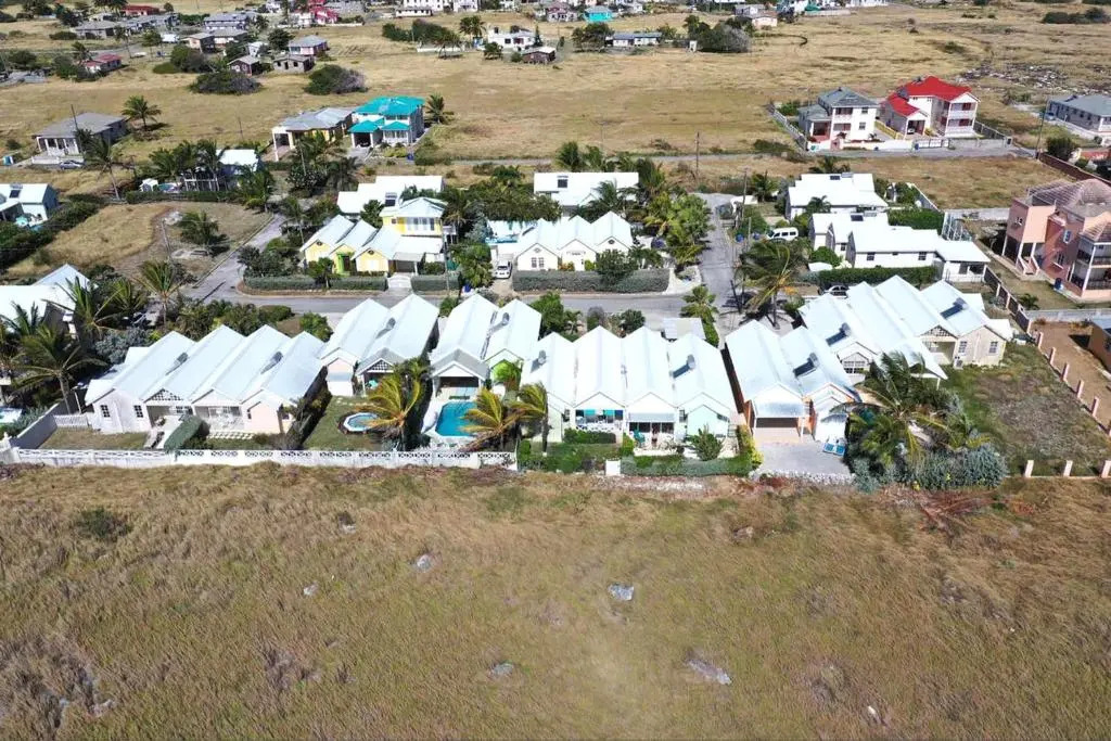 The Gem is located a few minutes walk to the gorgeous Bottom Bay Beach