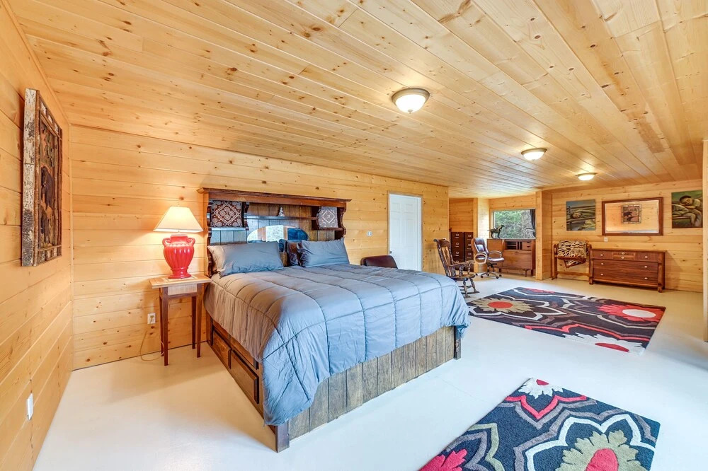 Spacious Soldotna Home w/ Mackey Lake Views