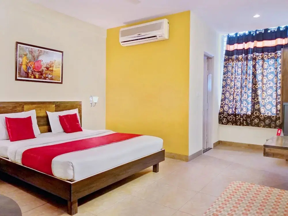 OYO 11093 Hotel Rathod Suites