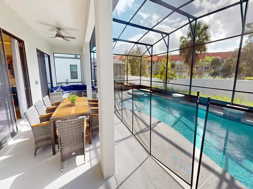 Bernie Pool Home 8 BED