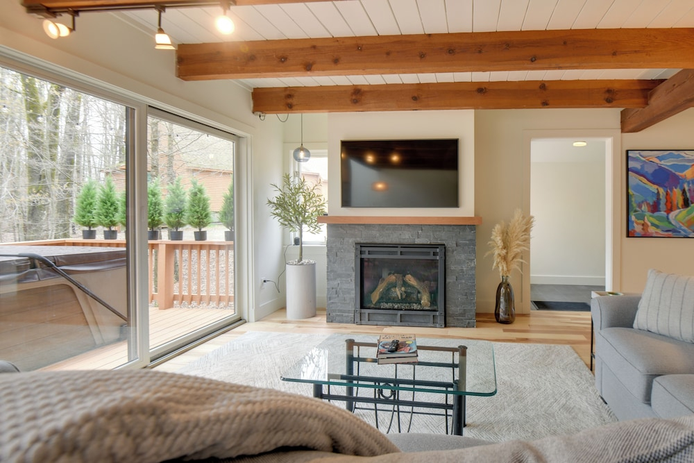 Private Hot Tub & Deck: North Conway Retreat
