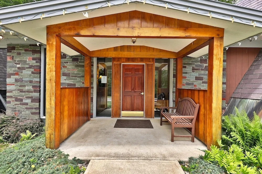 The Birch Ridge: Owner's Suite #5 - Queen/sofa Bed Suite In Killington. Hot Tub. Renovated. 1 Bedroom Home