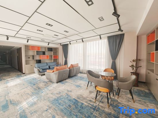 Jianghong Hotel (Korla Railway Station 218 National Road)