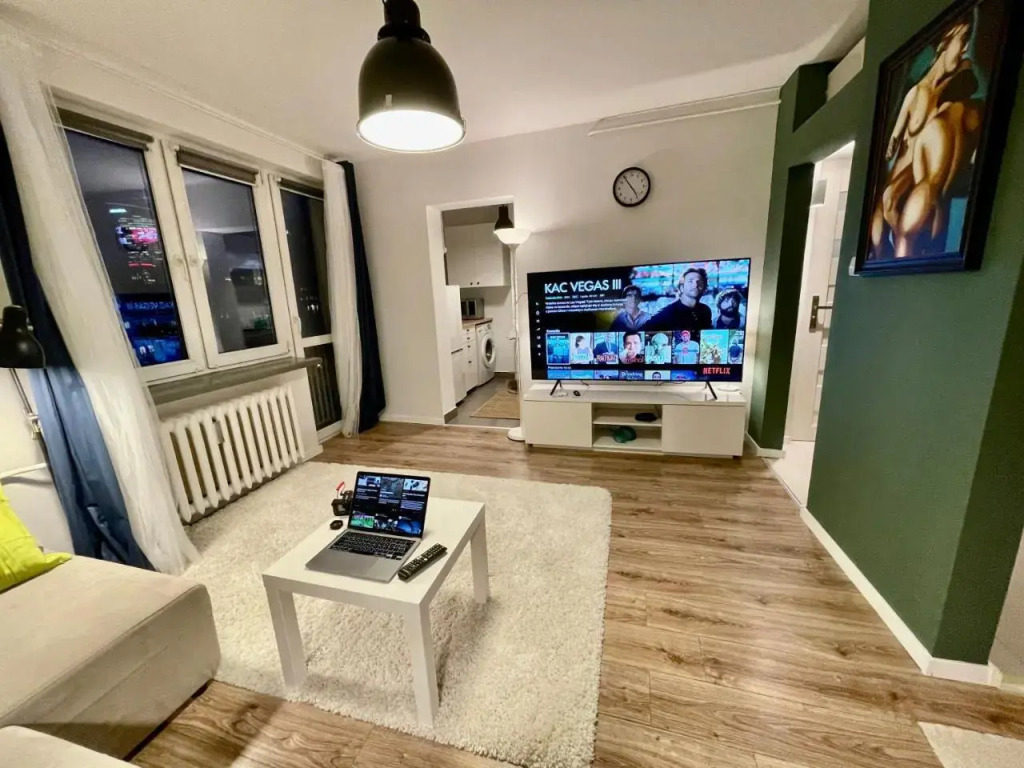 HOLIDAY 3 fast WiFi 70’TV Netflix HBO Max AppleTV