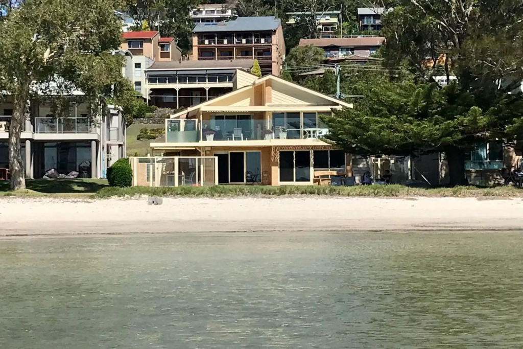 Sandy Beach House - Corlette Waterfront