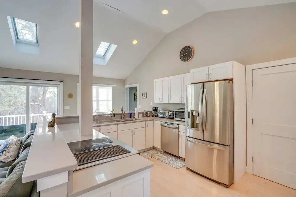 6 Mi to Tanglewood! High-end Lee Apartment