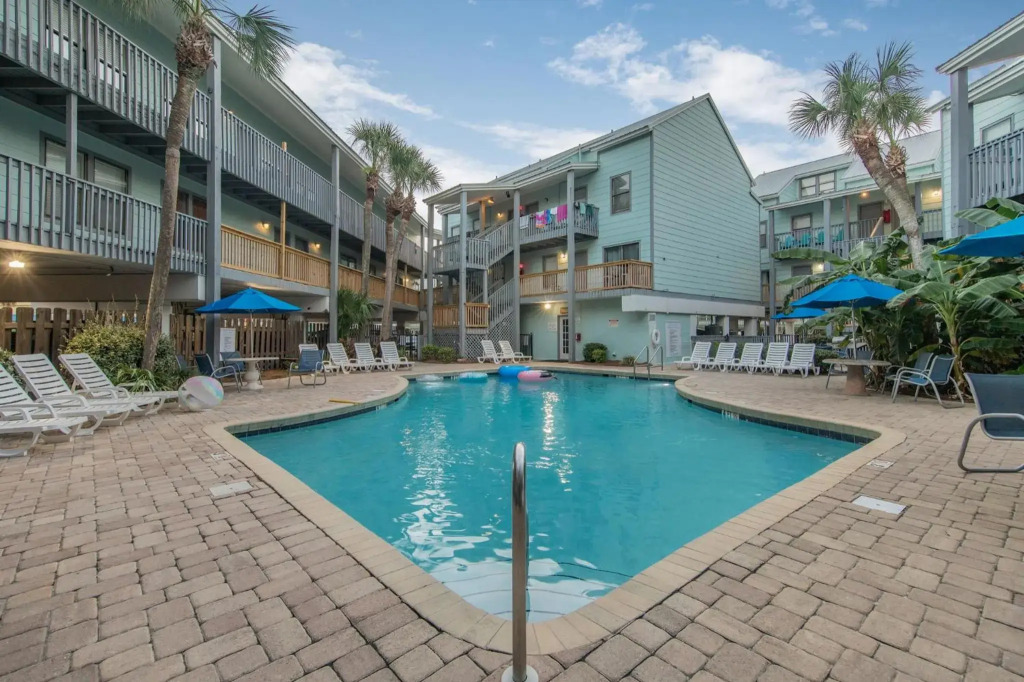 2-Bedroom Condo on Gulf Shores Beach w/Pool