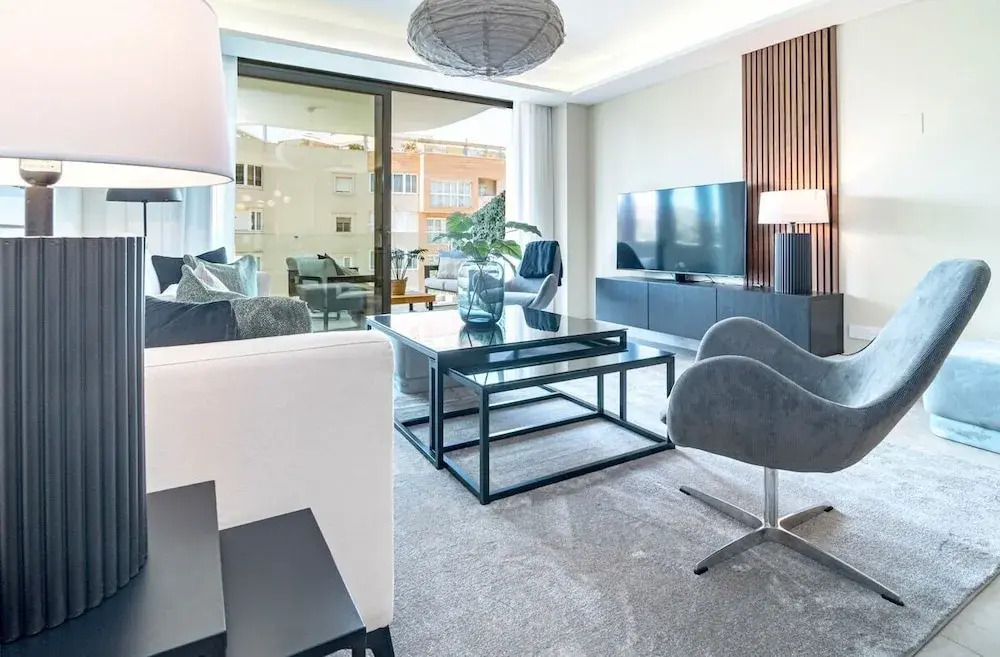 Inf3.3k- Stunning City Apartment Close to Beaches
