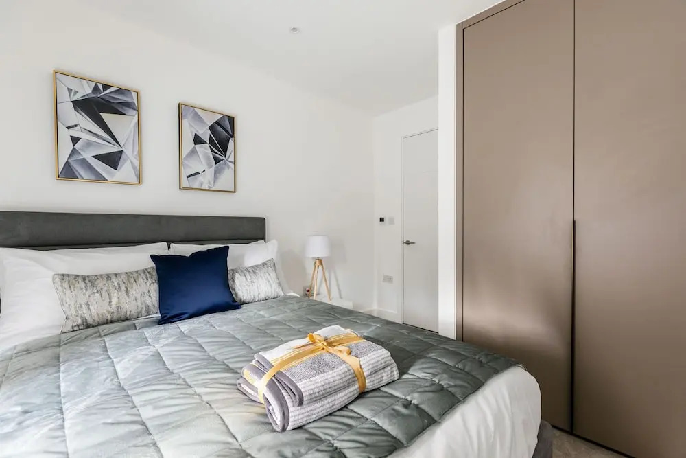 Luxury 1 Bed Apartment in Olympia Kensington