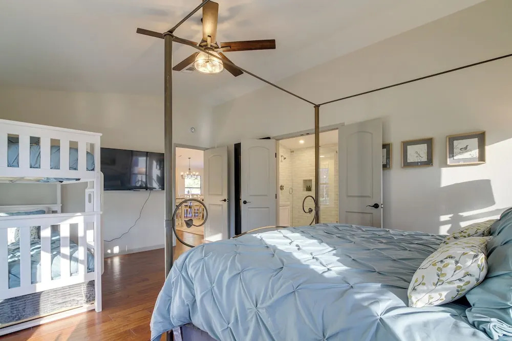 Lago Vista Home w/ Private Dock & Sport Court!
