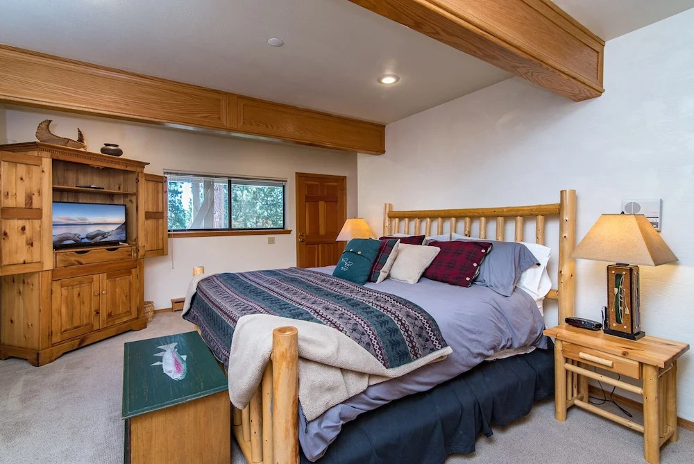 Roomy 5br W/ Hot Tub, Lake View & Beach Access 5 Bedroom Home