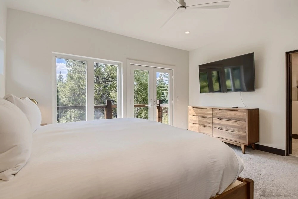 High-end Finishes, Private Hot Tub, Platinum Playcation, New Listing! 4 Bedroom Home by Redawning