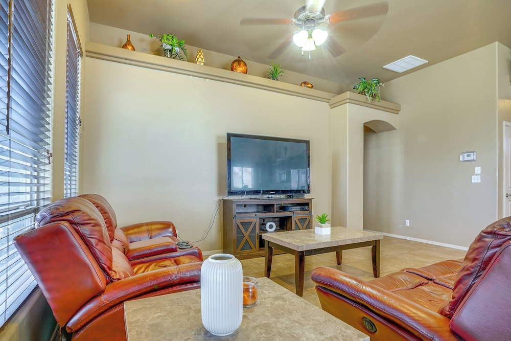 Pet-friendly Getaway w/ Mtn Views in Las Cruces!