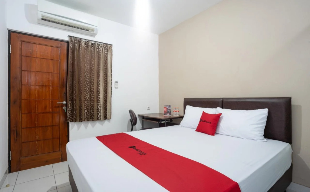 RedDoorz near Eka Hospital BSD City