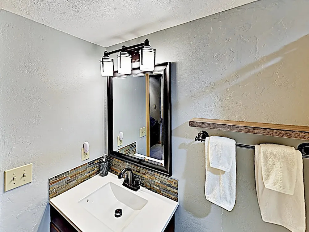 4400 Silverthorne - 2 Br Condo