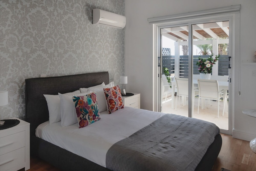 Botanical Art House by Staycom