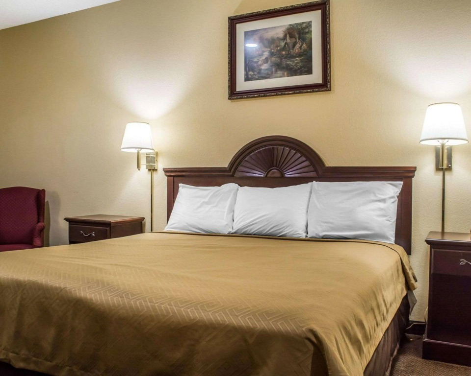 Econo Lodge & Suites