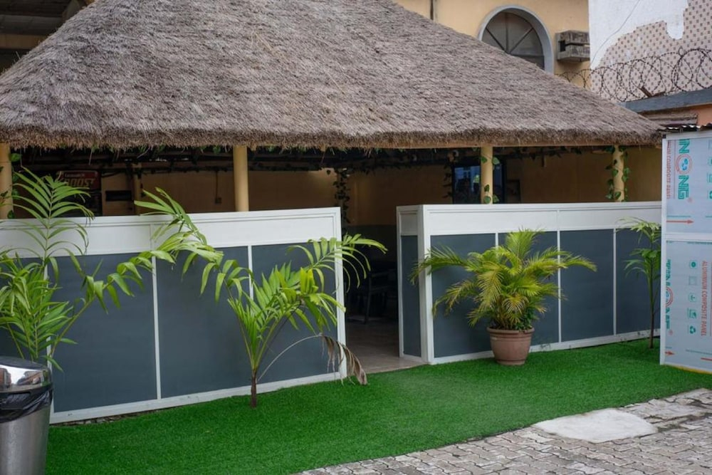 Biggie Hotel and Suites