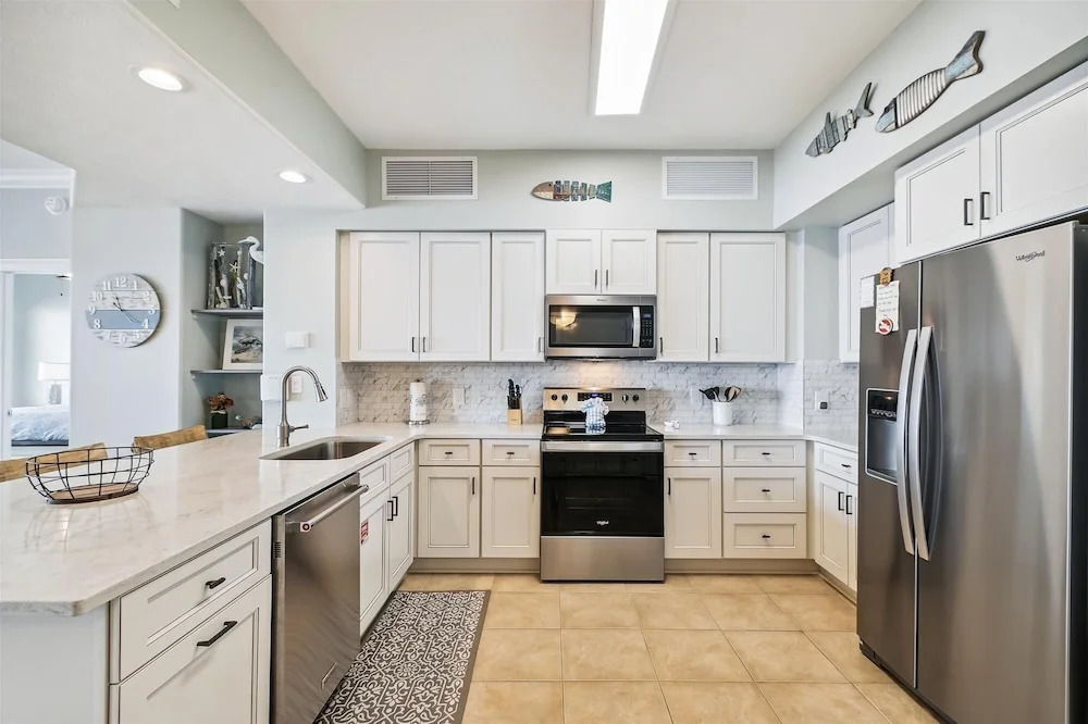 Gulf Crest 2005 - 2 Bedroom W/Fantastic View! Family Friendly! Sleeps 8 Condo by RedAwning