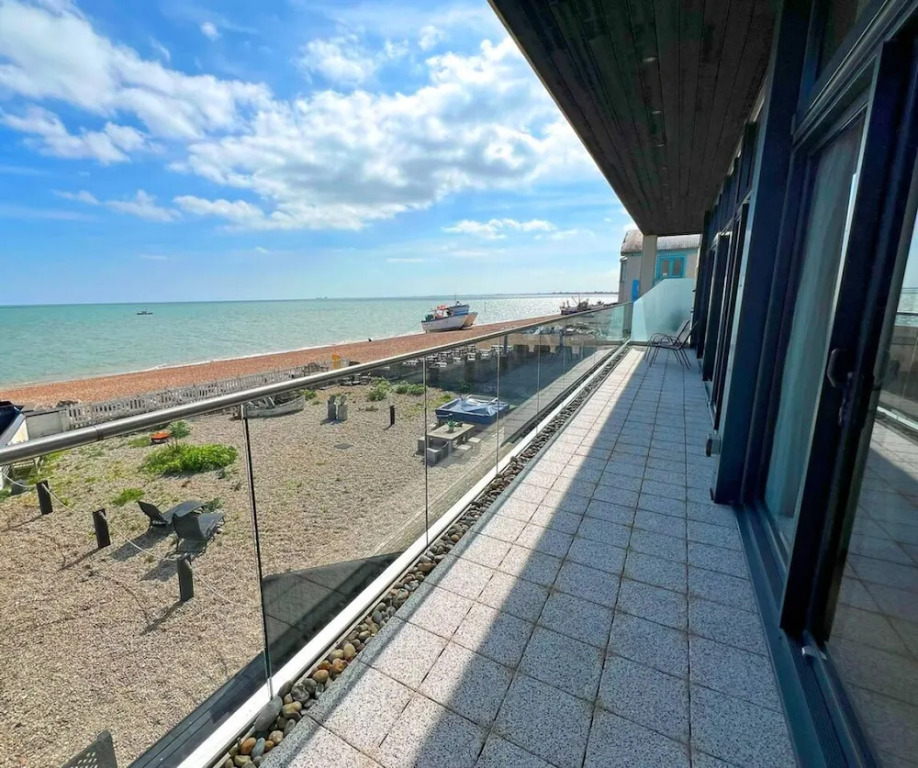 Beachfront Penthouse 4 Bedroom in Hythe